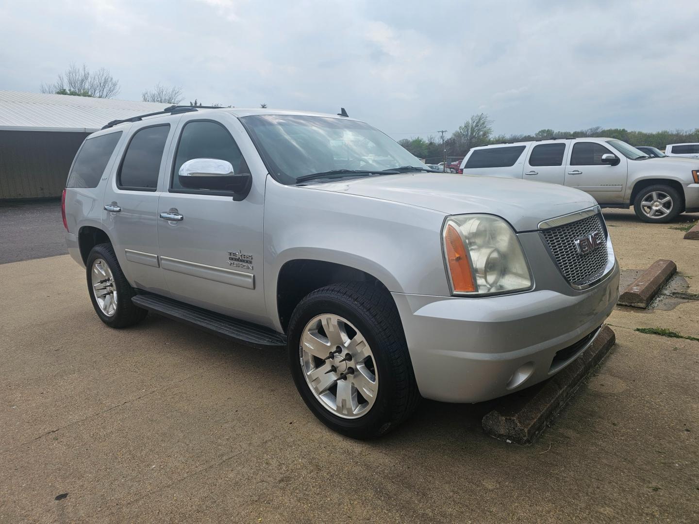 2011 SILVER GMC YUKON SLT1 2WD (1GKS1CE00BR) with an 5.3L V8 OHV 16V FFV engine, 6-SPEED AUTOMATIC transmission, located at 533 S Seven Points BLVD, Seven Points, TX, 75143, (430) 255-4030, 32.313999, -96.209351 - Photo#1